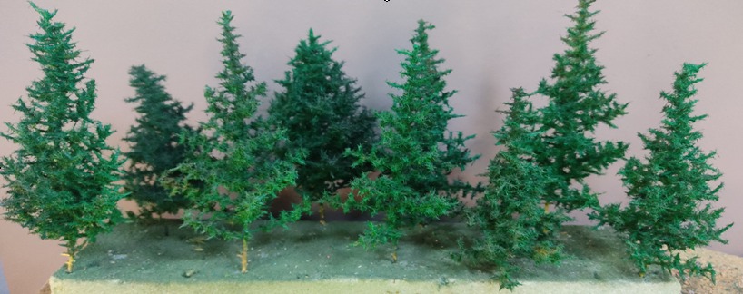 Grupo de abetos en una maqueta