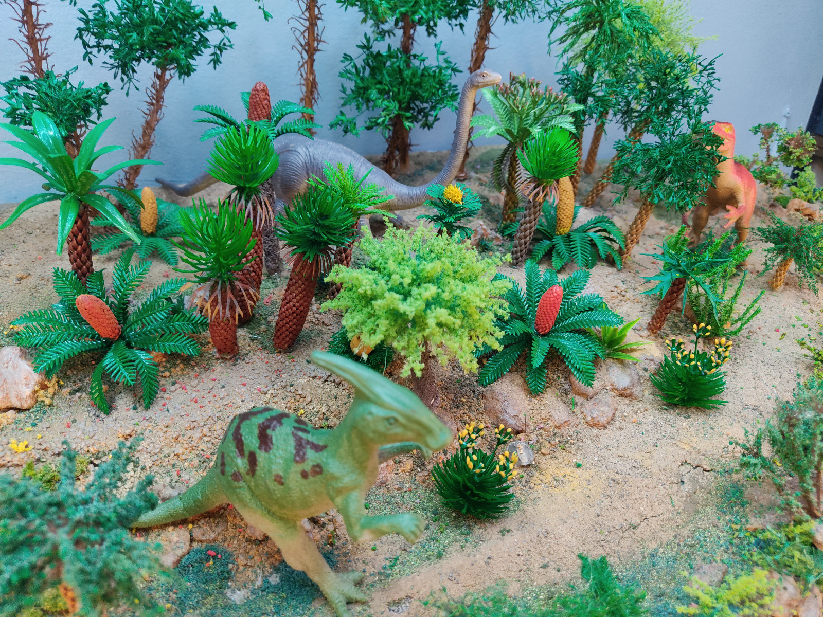 Cícadas y helechos a escala junto a dinosaurios en una maqueta de Nature Center